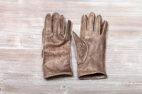 Nuevos guantes cosidos hechos a mano en la mesa — Foto de Stock