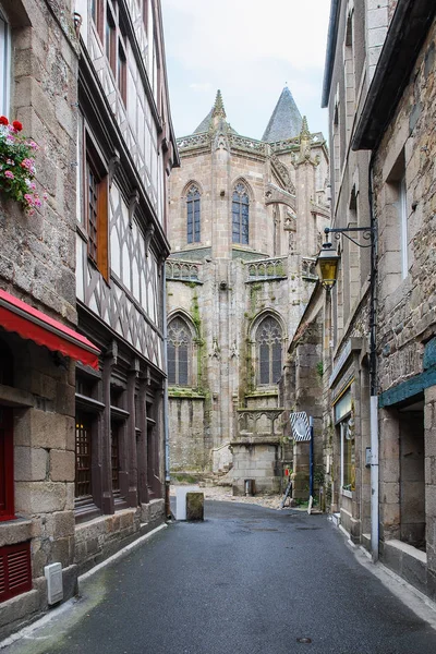 Visa av katedralen Saint-Tugdual från gatan — Stockfoto