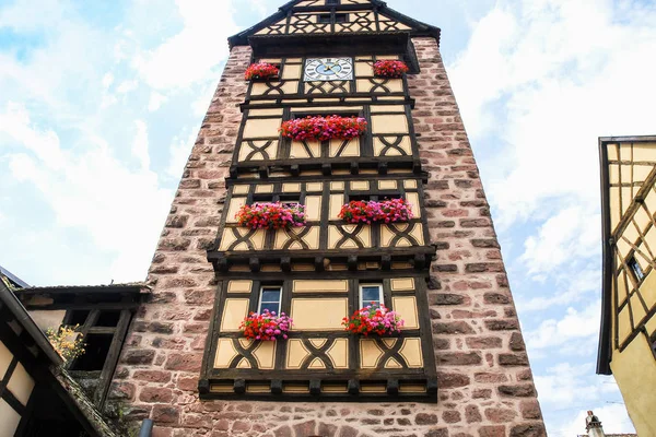 Fachada de la antigua torre del reloj Riquewihr ciudad — Foto de Stock