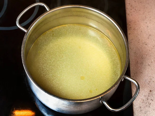 鉄骨スープ鍋で脂肪ビーフ ブイヨンをクリアします。 — ストック写真