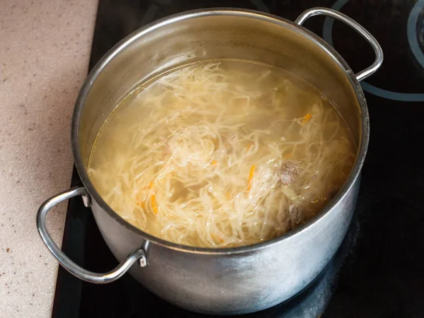 Sopa de repolho com chucrute cozido em stewpan — Fotografia de Stock