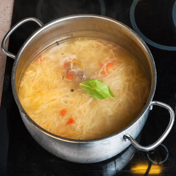 Soup from stewed sour cabbage in stewpan — Stock Photo, Image