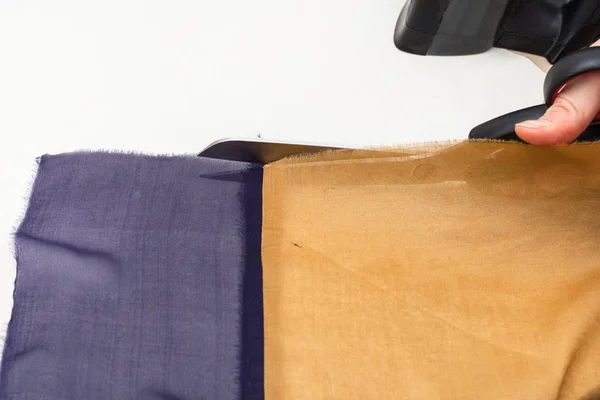 Designer taglia le strisce di tessuti con le forbici — Foto Stock