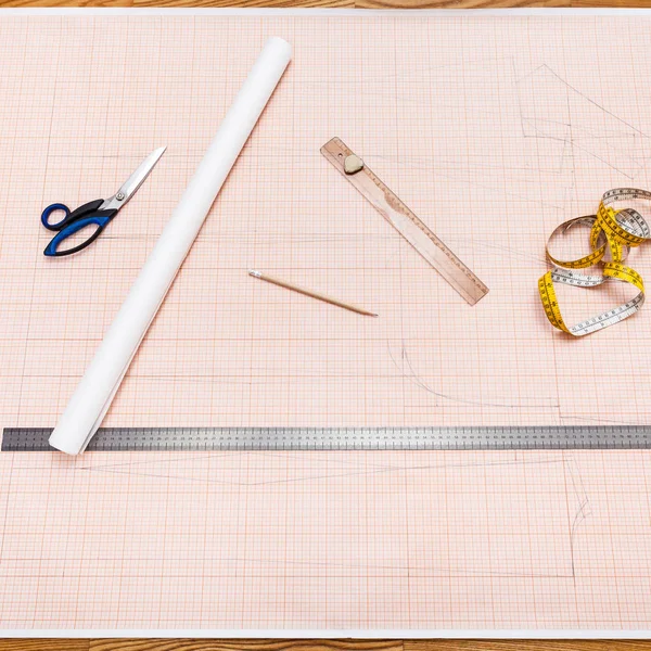 Объекты для рисования шаблона одежды на графической бумаге — стоковое фото
