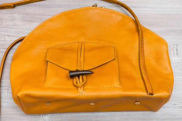 Κίτρινη δερμάτινη τσάντα με τσέπη — Φωτογραφία Αρχείου