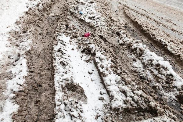 ロードサイドで雪が降った後の汚れた雪 — ストック写真