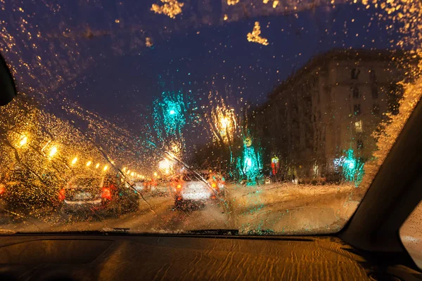 Smeltende sneeuw op auto voorruit in avond — Stockfoto