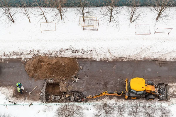 Top view of workers and excavator digging road — Stock Photo, Image