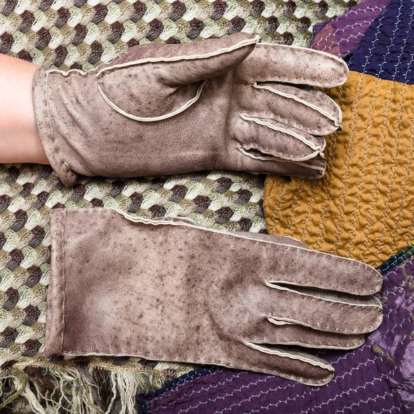 Nya handgjorda handskar på handsydda halsdukar — Stockfoto