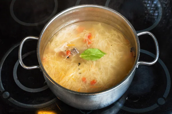 Суп из тушеной кислой капусты в кастрюле — стоковое фото