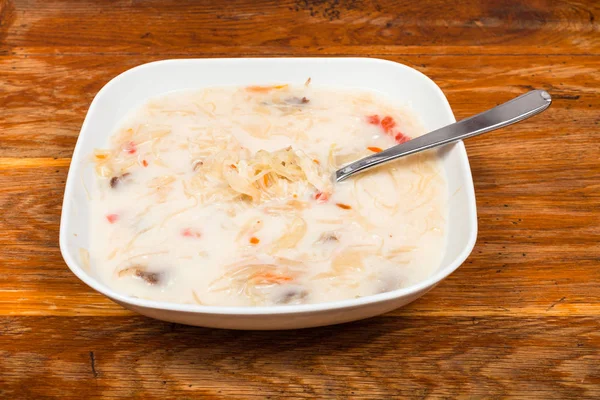 Suppe mit Sauerkraut und Sahne auf weißem Teller — Stockfoto