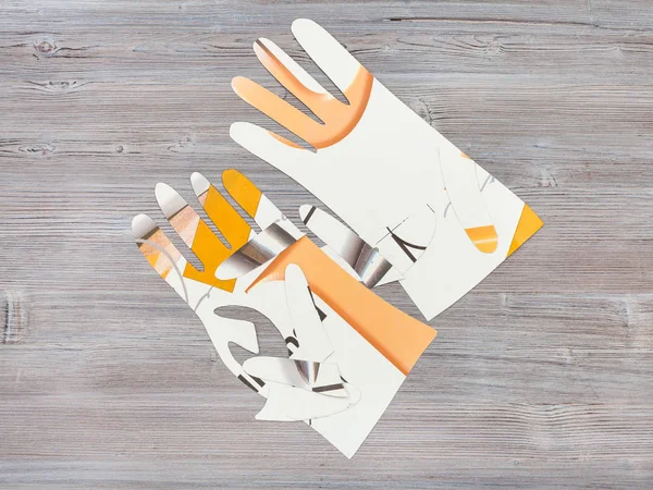Papierowe modele rękawic na drewnianym stole — Zdjęcie stockowe