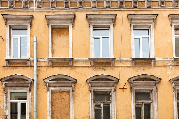 Пошарпаний фасаді старого міському будинку у Москві — стокове фото