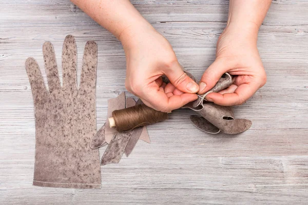 Designer näht die echten Lederhandschuhe — Stockfoto