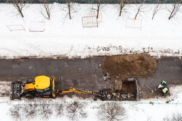 Above view of workers and tractor digging road — Stock Photo, Image