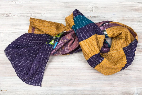 Knutna sydda silk lapptäcke halsduk — Stockfoto