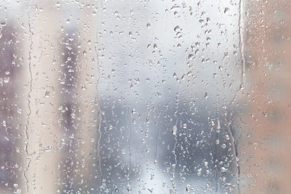 Regen druppels op vensterglas in de winterdag — Stockfoto