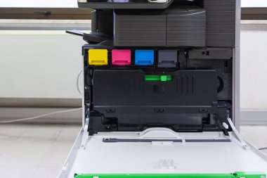 dört toner kartuşları ile Copier'la kapağı açın