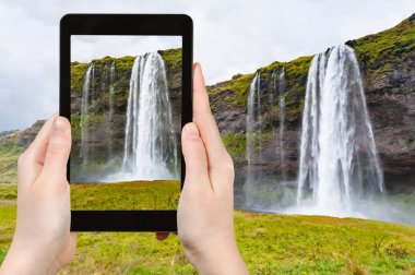 turist fotoğraf Seljalandsfoss art arda sıralı