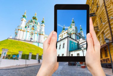 turist St Andrew Kilisesi Kiev fotoğraf arşivi