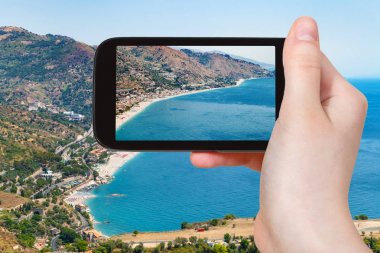 turist fotoğraf Sicilya İyon Denizi kıyısında