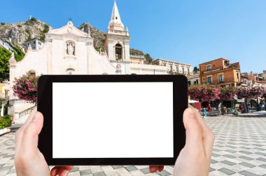 turist fotoğraf piazza 9 aprile Taormina