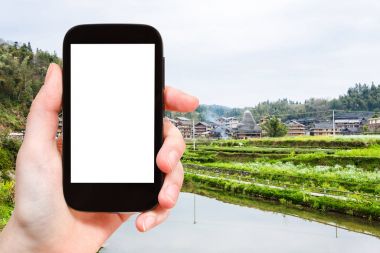 turist fotoğrafları alan sulama kanalı yakınındaki