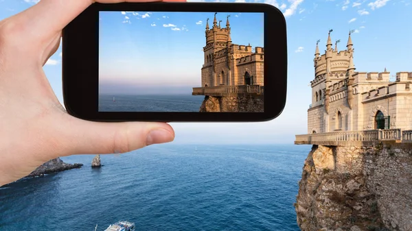 Turist fotograferar Svälj Nest slott på Krim — Stockfoto