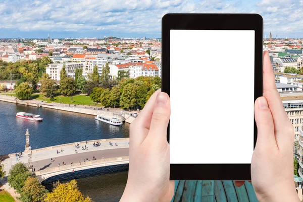 Turist fotografier Berlin stadsbild med Spree — Stockfoto