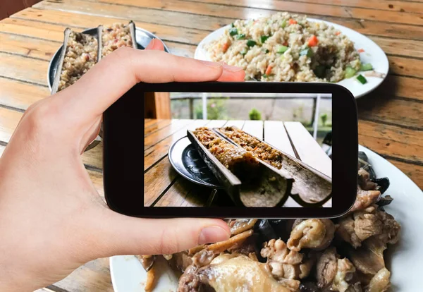 Fotografie turistiche riso fritto in tronchi di bambù — Foto Stock