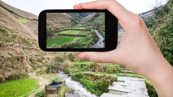 Tourist photographs terraced fields in Dazhai — Stock Photo, Image