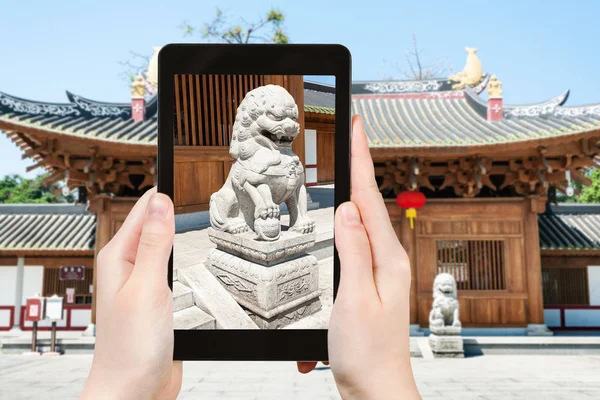 Fotografias turísticas estatua de león cerca del templo —  Fotos de Stock