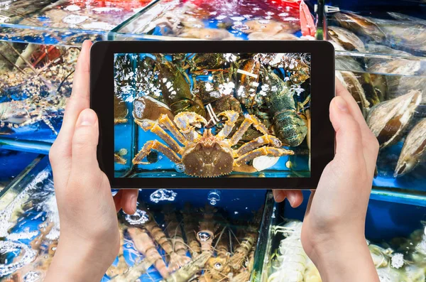 Turist fotografier krabba på fiskmarknaden i Kina — Stockfoto
