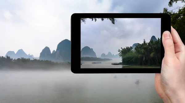 Turistické fotografie mlha nad řekou v Číně — Stock fotografie