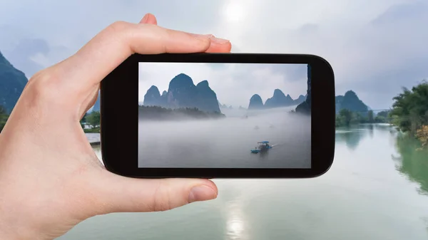 Fotografias turísticas navios em nevoeiro no rio na China — Fotografia de Stock