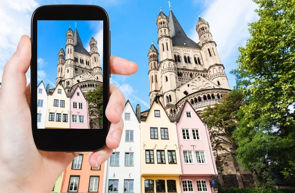 Tourist photographs old houses in Cologne city — Stock Photo, Image