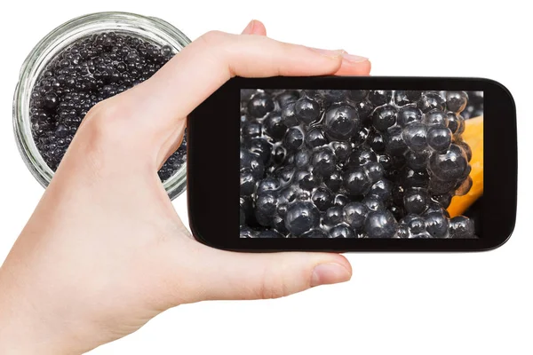 Turist fotografier svart kaviar närbild — Stockfoto