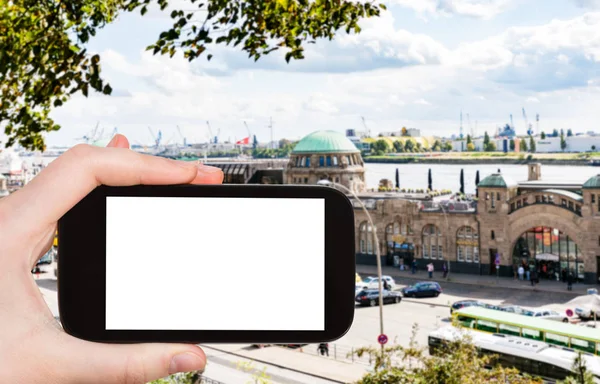 Turist fotograferar St Pauli Landungsbrucken — Stockfoto