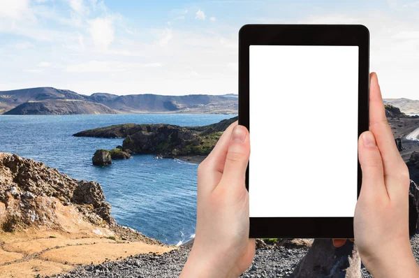 Tourist photographs Kleifarvatn lake in Iceland — Stock Photo, Image