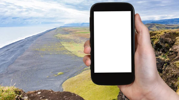 Tourist photographs Solheimafjara beach in Iceland — Stock Photo, Image