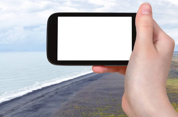 Turist fotografier Solheimafjara svart sandstrand — Stockfoto