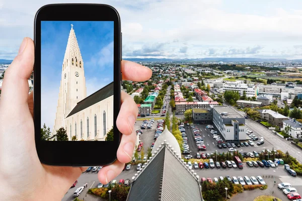 Toeristische foto's kerk in Reykjavik city — Stockfoto