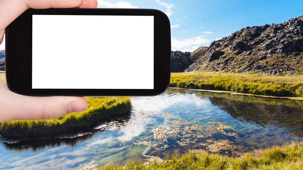 Toeristische photographshot rivier in Landmannalaugar — Stockfoto