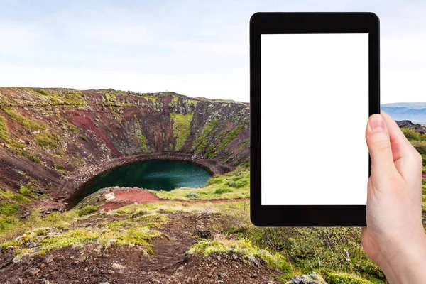 Turistické fotografie kráter s Kerid jezero — Stock fotografie
