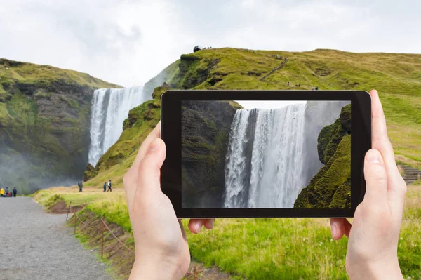 Wodospad Skogafoss fotografii turystycznej jesienią — Zdjęcie stockowe