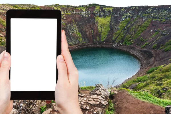 Tourist photographs Kerid lake in volcanic crater — Stock Photo, Image