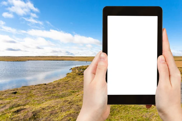 Tourist photographs Leirvogsvatn lake in Iceland — Stock Photo, Image