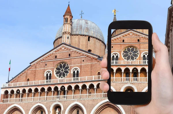 Tourist photographs Basilica of Saint Anthony — Stock Photo, Image