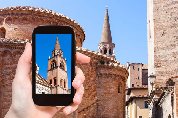 Turist fotograferar tower och Rotonda i Mantua — Stockfoto