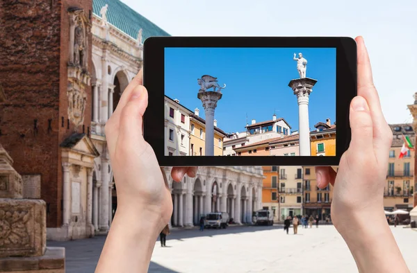 Fotografías turísticas monumentos en Piazza dei Signori — Foto de Stock